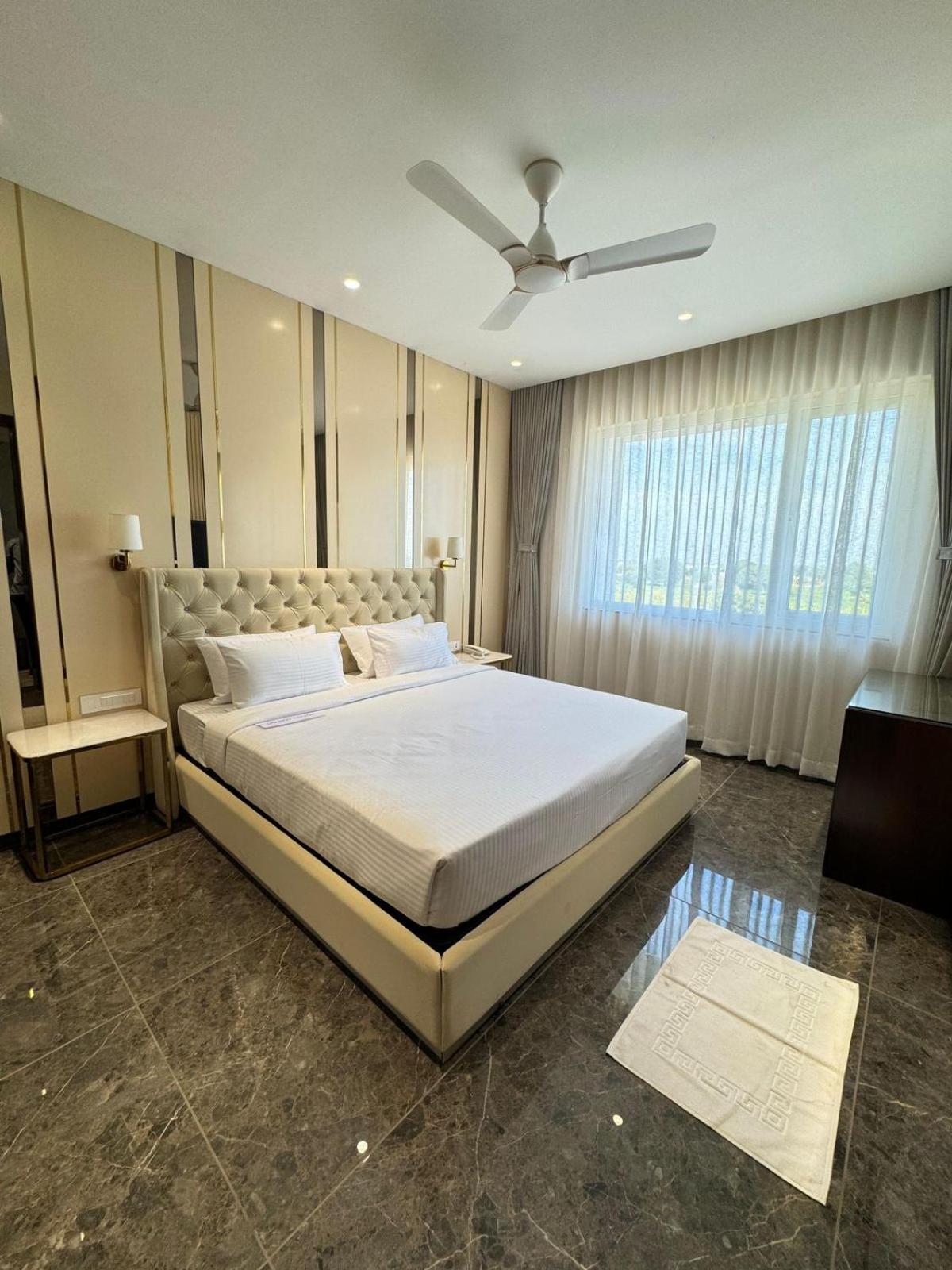 Hotel Carnival Parbhani Buitenkant foto