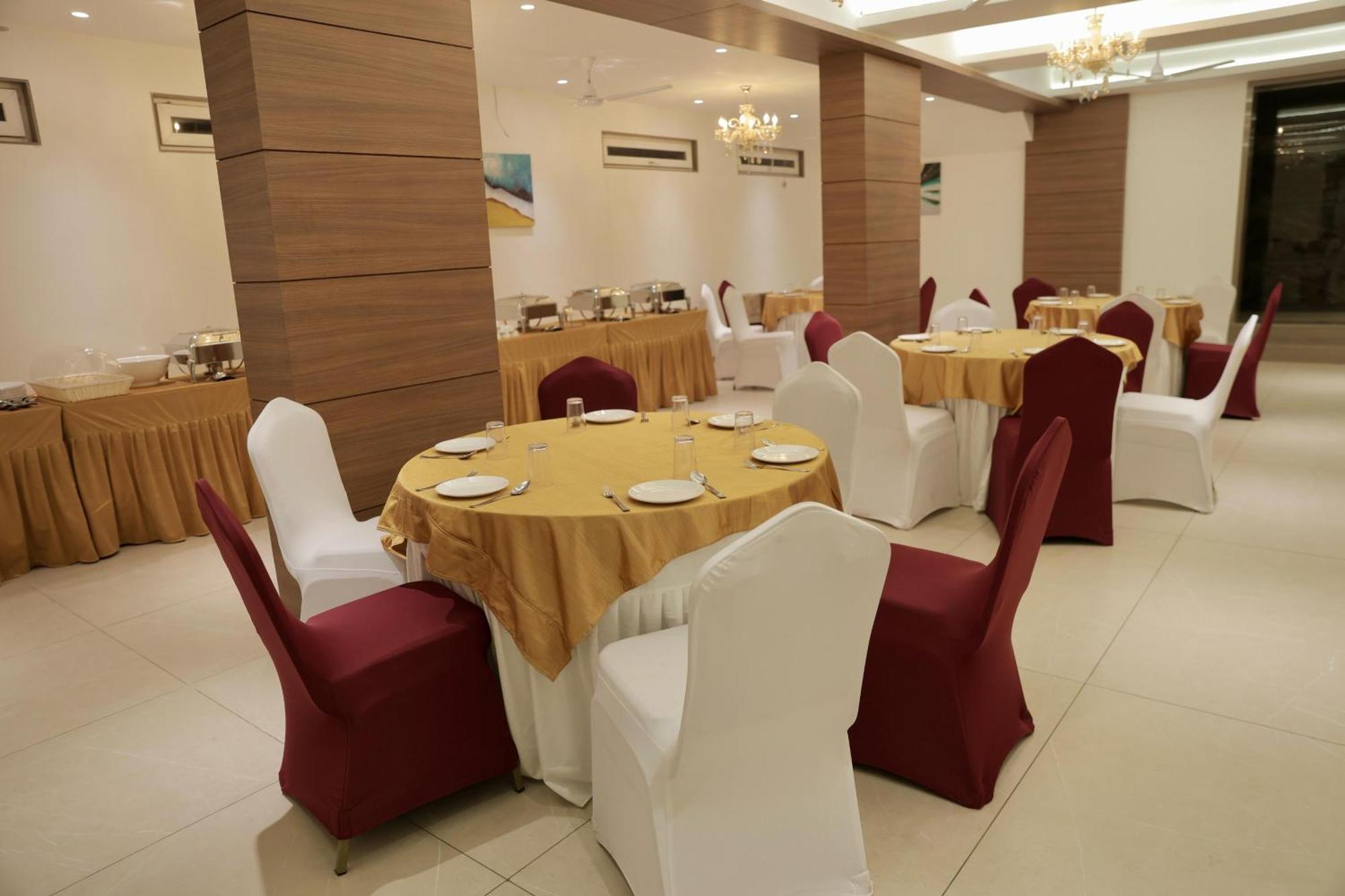Hotel Carnival Parbhani Buitenkant foto