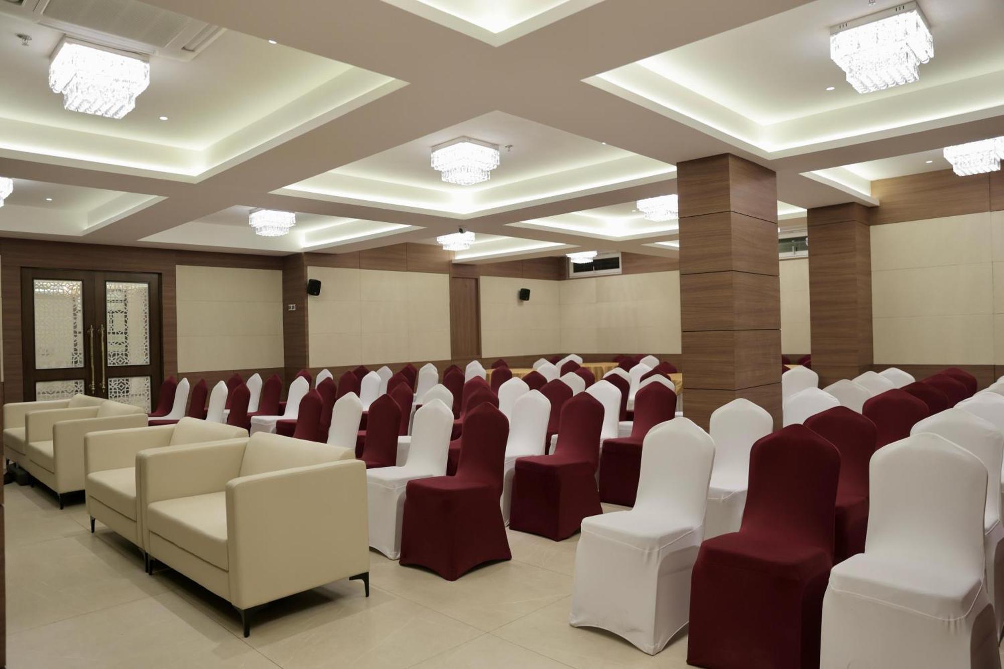 Hotel Carnival Parbhani Buitenkant foto