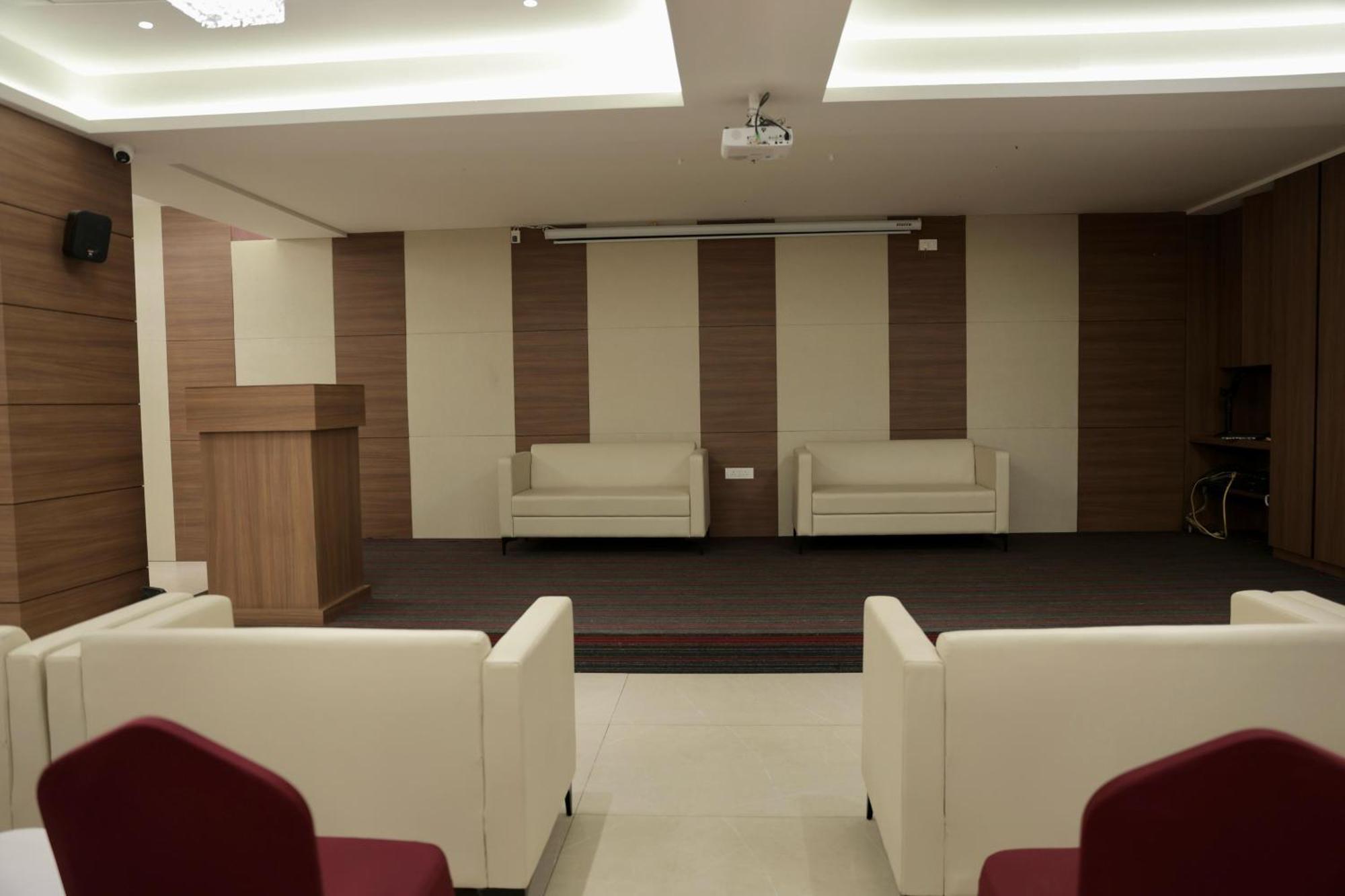 Hotel Carnival Parbhani Buitenkant foto