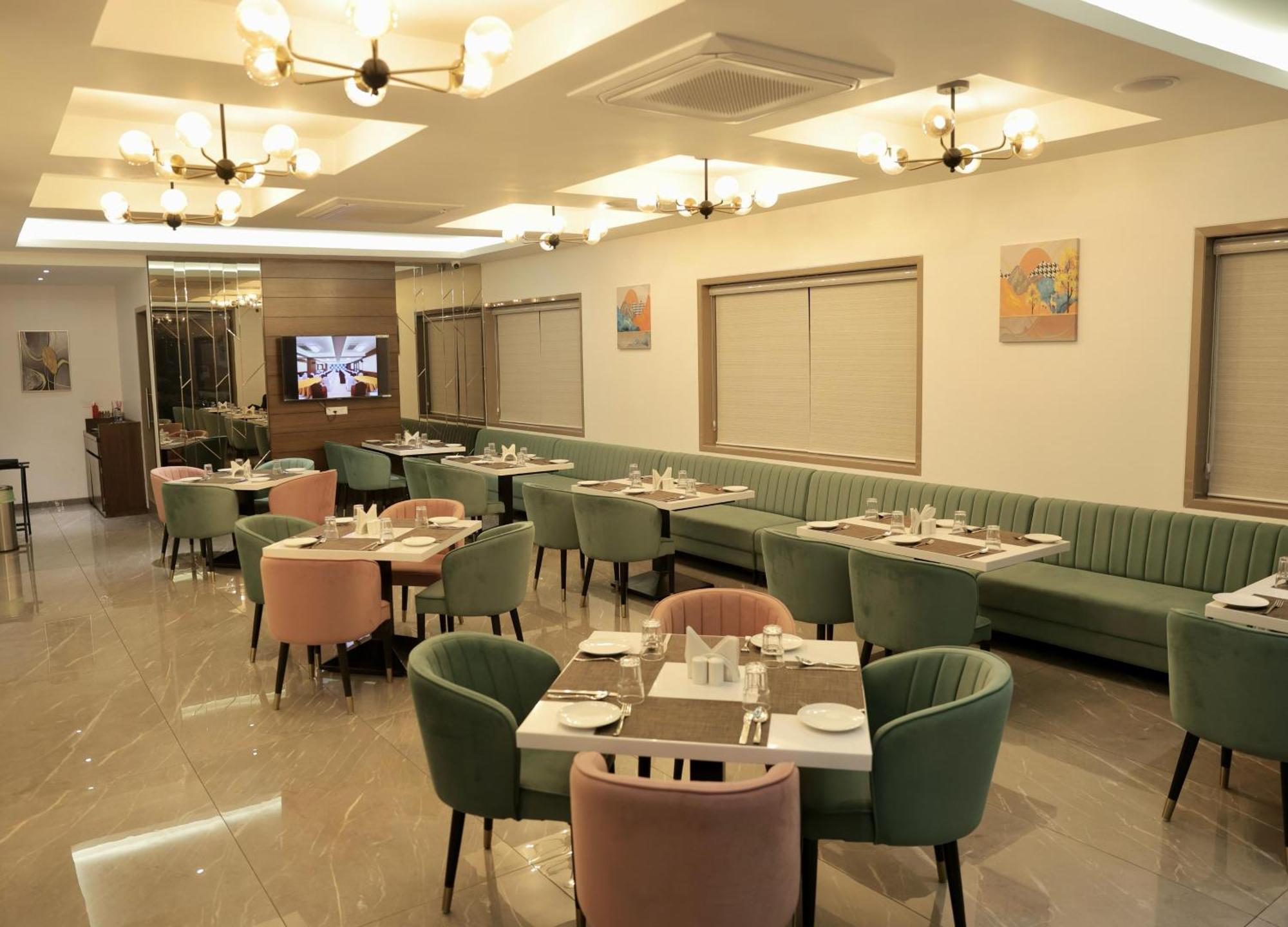 Hotel Carnival Parbhani Buitenkant foto