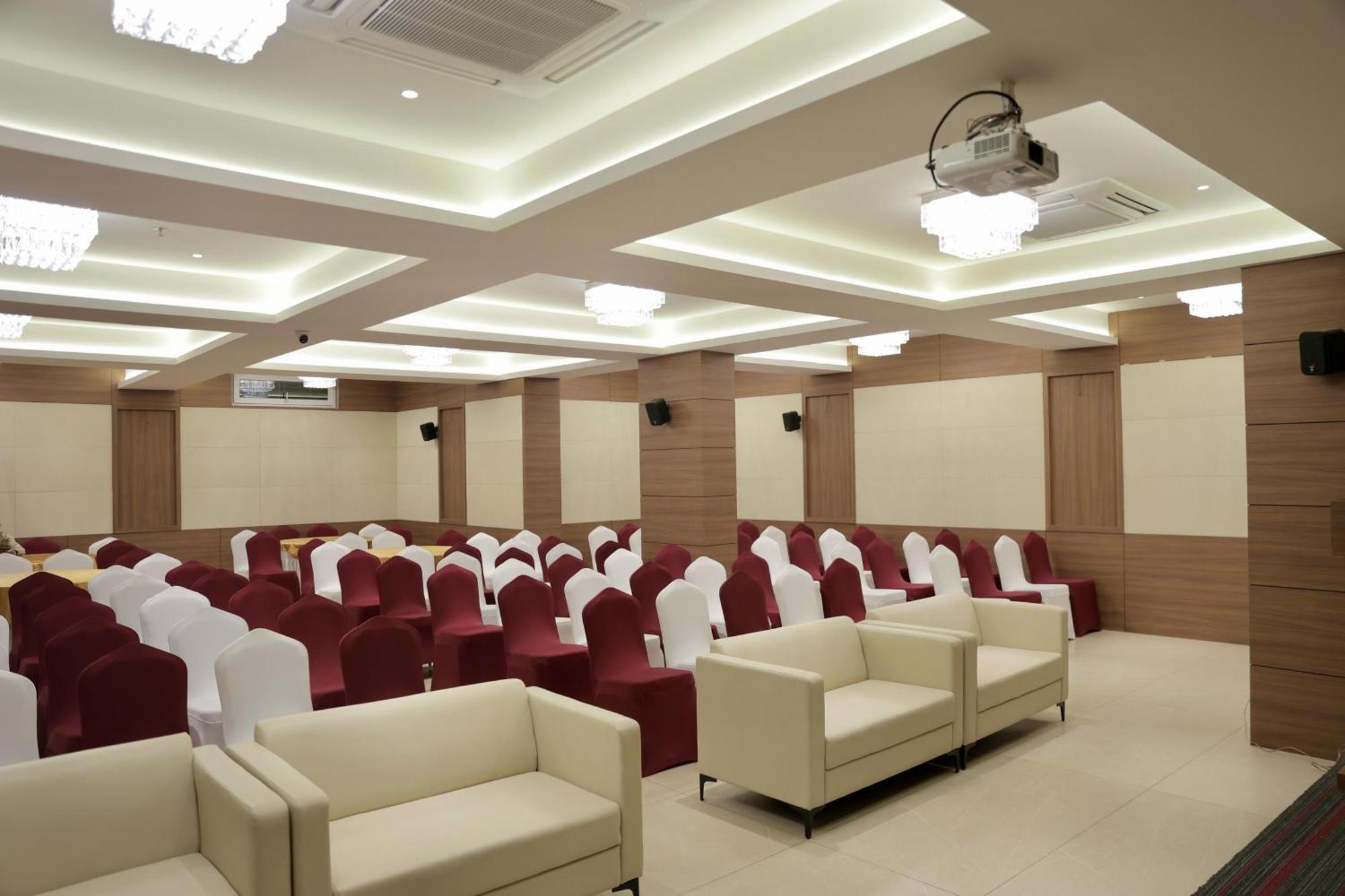 Hotel Carnival Parbhani Buitenkant foto