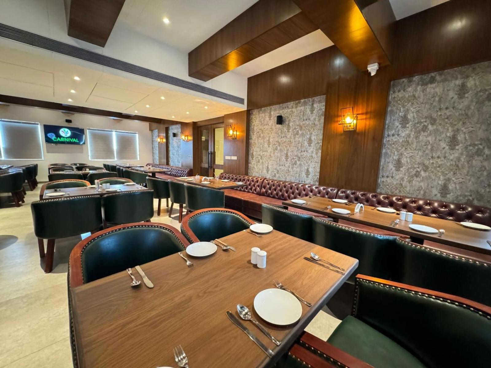 Hotel Carnival Parbhani Buitenkant foto