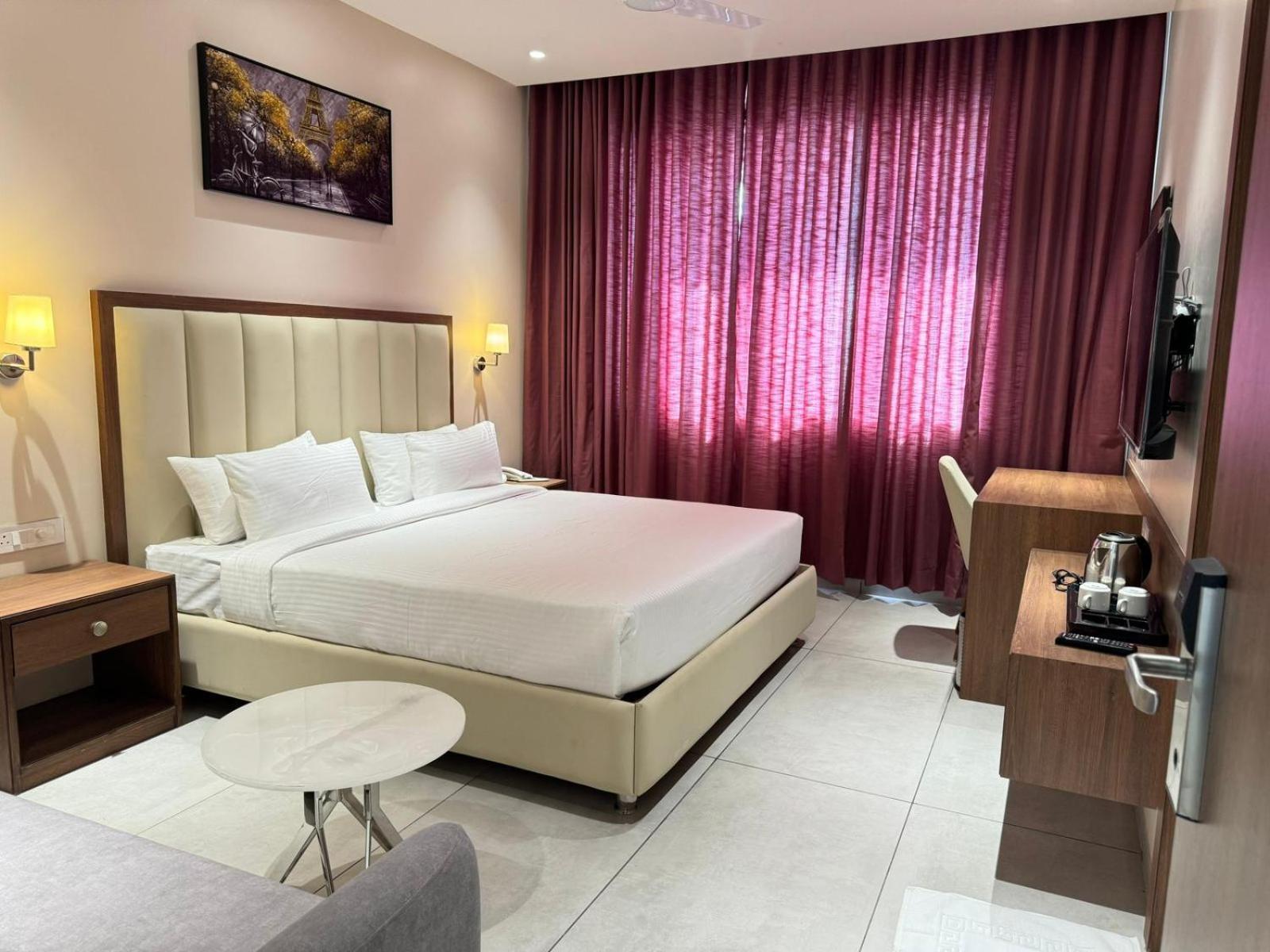 Hotel Carnival Parbhani Buitenkant foto